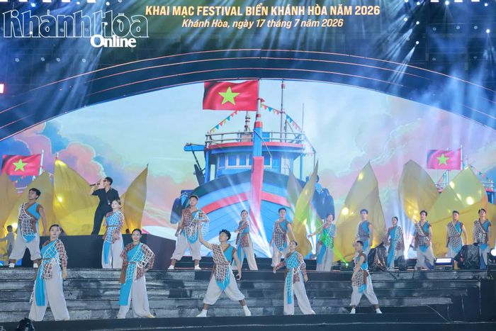 Một màn biểu diễn mang màu sắc dân gian miền biển.