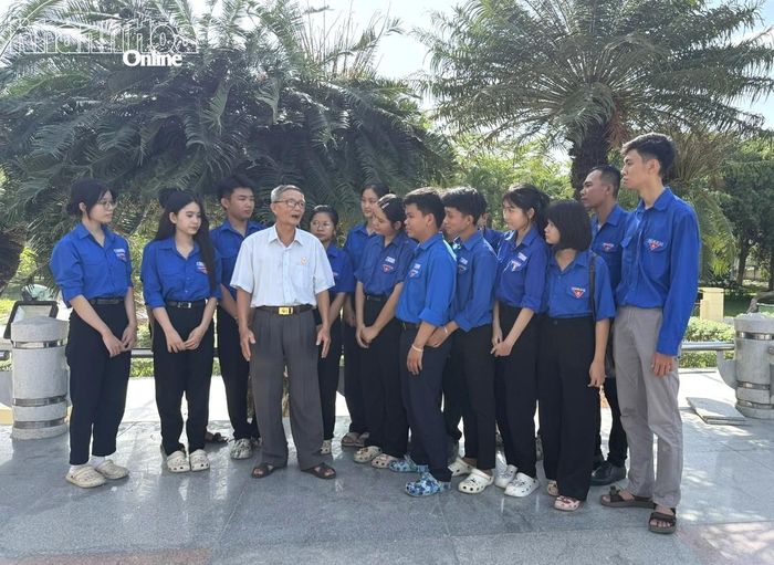 Ông Nguyễn Ngọc Cẩm kể chuyện lịch sử nhằm giáo dục truyền thống cách mạng cho các đoàn viên, thanh niên.