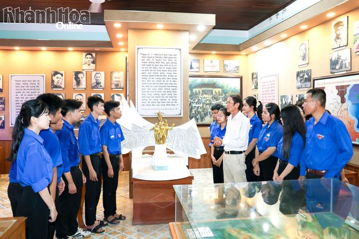 Ông Nguyễn Văn Lương thuyết minh về sự kiện lịch sử cuộc biểu tình ngày 16-7-1930.