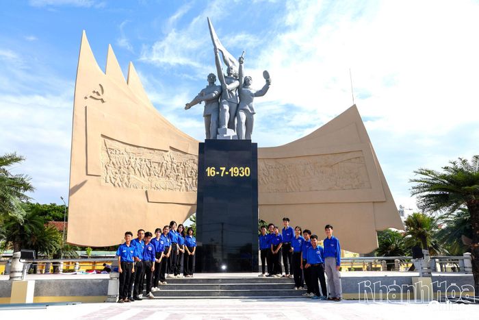 Tượng đài 16-7, phường Ninh Hòa trở thành "địa chỉ đỏ" giáo dục truyền thống cách mạng của quê hương.