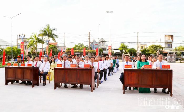 Lãnh đạo phường Ninh Hòa và các đại biểu tham dự buổi lễ.