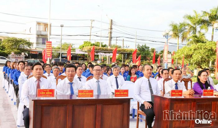 Đồng chí Lâm Đông và các đại biểu tham dự buổi lễ. 
