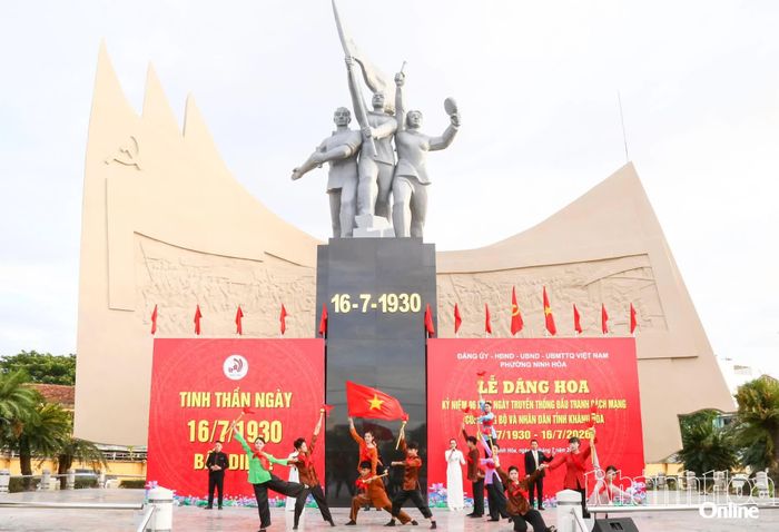 Một tiết mục văn nghệ ngợi ca tinh thần ngày 16-7-1930 bất diệt.
