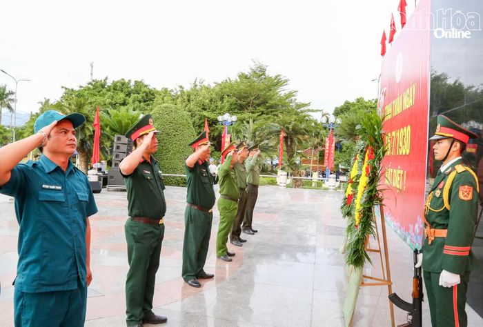 Các lực lượng vũ trang phường Ninh Hòa dâng hoa.