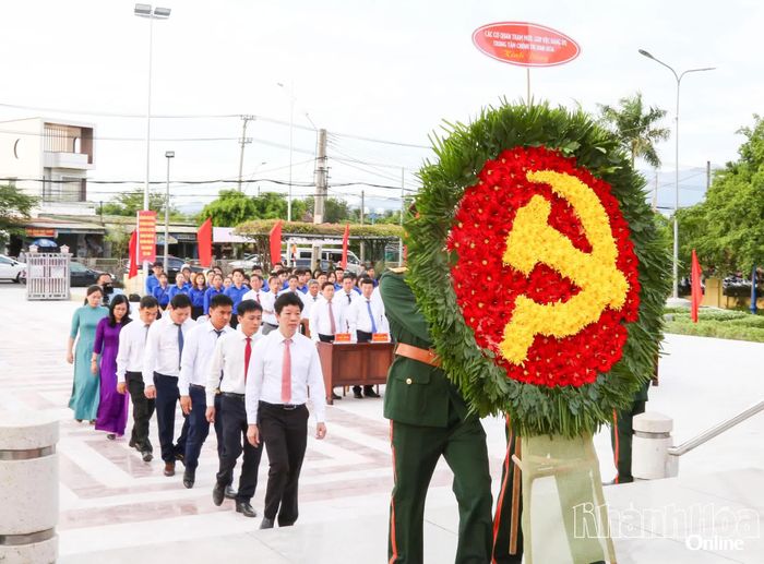 Các cơ quan tham mưu, giúp việc Đảng ủy phường Ninh Hòa dâng hoa.