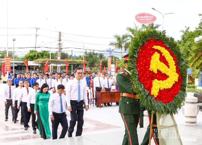 Đoàn đại biểu lãnh đạo phường Ninh Hòa dâng hoa.