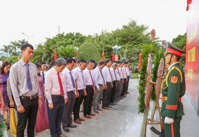 Đại diện các tổ dân phố và đoàn viên, thanh niên phường Ninh Hòa dâng hoa.
