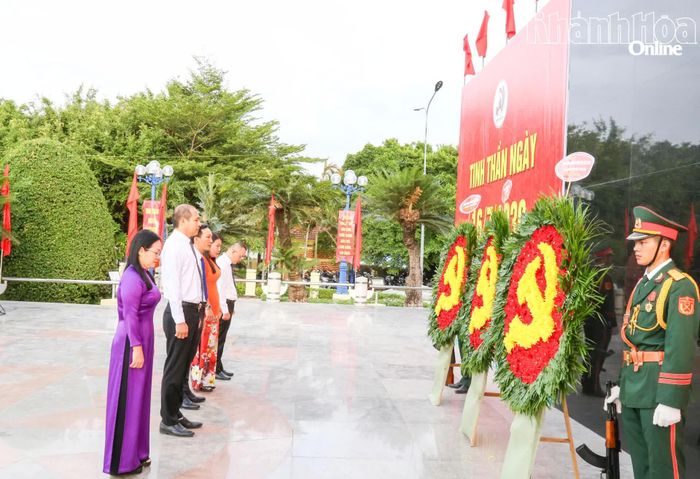 Lãnh đạo 7 xã, phường khu vực Ninh Hòa dâng hoa.