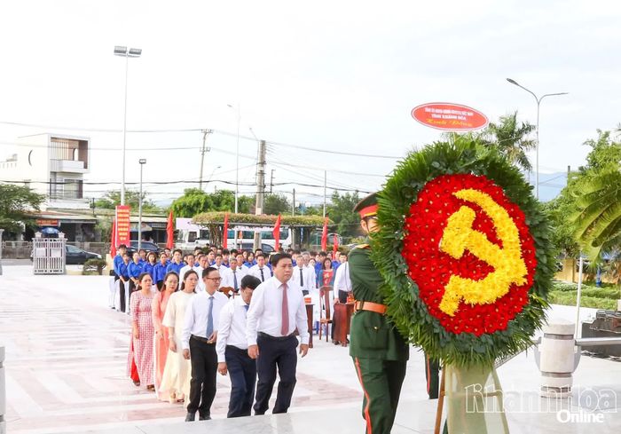 Đồng chí Lâm Đông và các đại biểu dâng hoa.