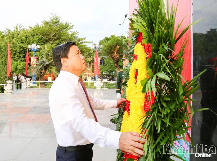 Đồng chí Lâm Đông dâng hoa tại Tượng đài 16-7.