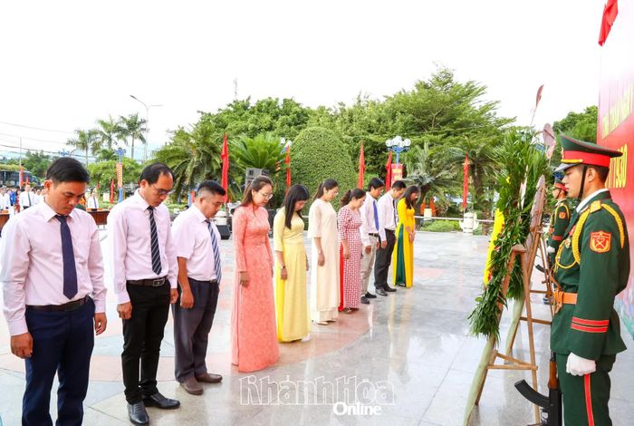 Các đại biểu thuộc các phòng, ban chuyên môn của UBND phường Ninh Hòa dâng hoa.