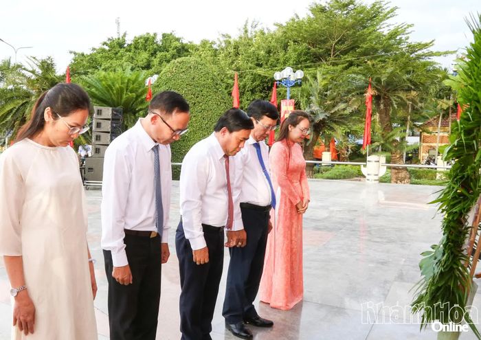 Lãnh đạo tỉnh và các đại biểu tưởng niệm Ngày truyền thống đấu tranh cách mạng của Đảng bộ và Nhân dân tỉnh Khánh Hòa. 