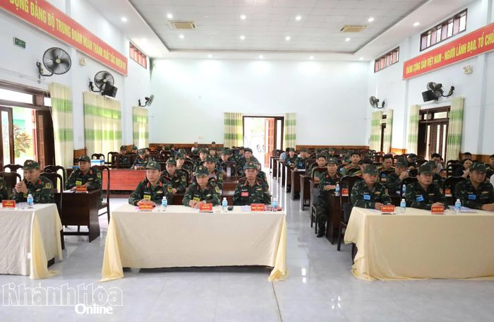 Các đại biểu dự khai mạc và theo dõi diễn tập.