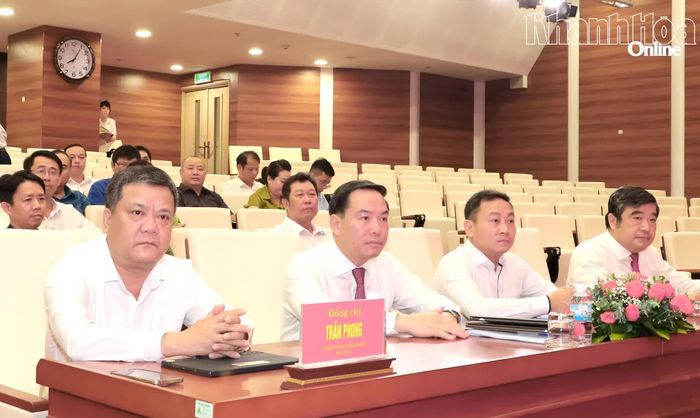 Đồng chí Trần Phong, đồng chí Hồ Xuân Trường và các đại biểu dự hội nghị.