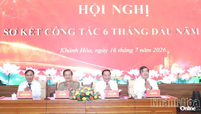 Các đồng chí: Lê Hồng Quang, Hồ Xuân Trường, Nguyễn Quốc Hoàn, Tạ Hồng Quang chủ trì hội nghị.