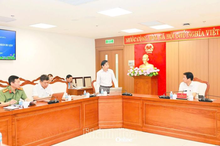 Lãnh đạo Sở Văn hóa, Thể thao và Du lịch báo cáo về tình hình đón khách quốc tế của Khánh Hòa.