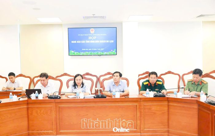 Lãnh đạo các sở, ban, ngành tham dự cuộc họp.