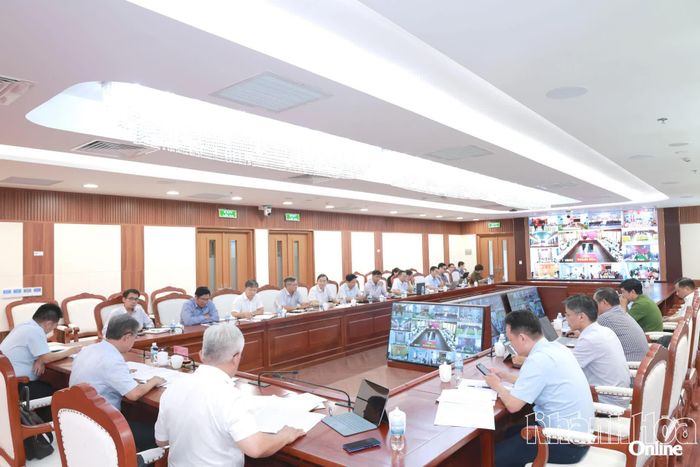Hội nghị được kết nối trực tuyến với điểm cầu UBND các xã, phường trên địa bàn tỉnh.