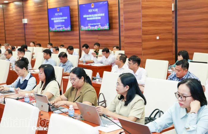 Lãnh đạo các xã, phường tham dự hội nghị.
