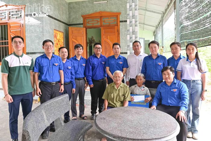 Đoàn đến thăm, tặng quà các gia đình chính sách trên địa bàn xã.