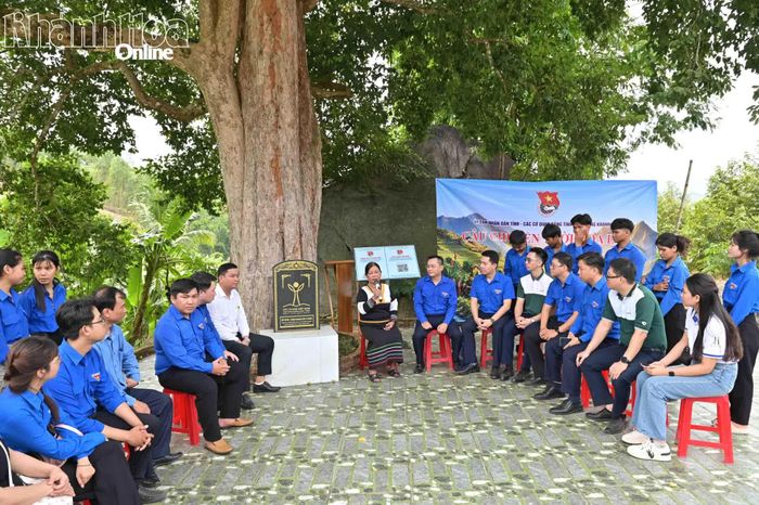 Gặp gỡ, nghe các câu chuyện truyền thống, lịch sử từ nhân chứng tham gia hoạt động kháng chiến cứu nước tại địa phương.