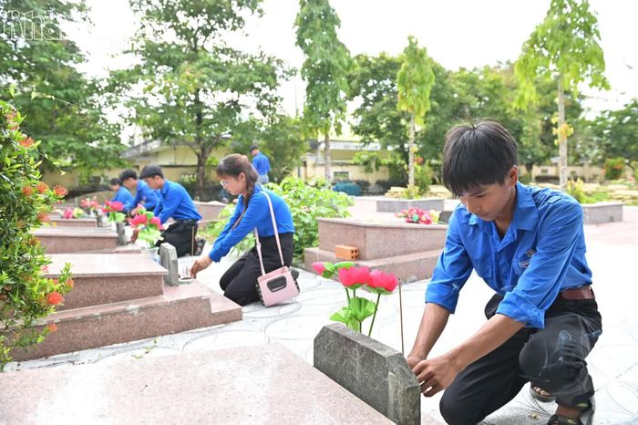 Các đoàn viên, thanh niên dâng hương phần mộ các anh hùng liệt sĩ.