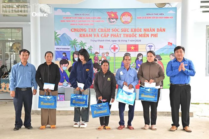 Các đơn vị trao quà cho các gia đình chính sách trên địa bàn xã.