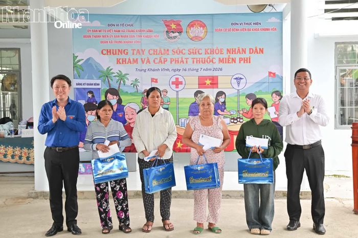 Các đơn vị trao quà cho các gia đình chính sách trên địa bàn xã.