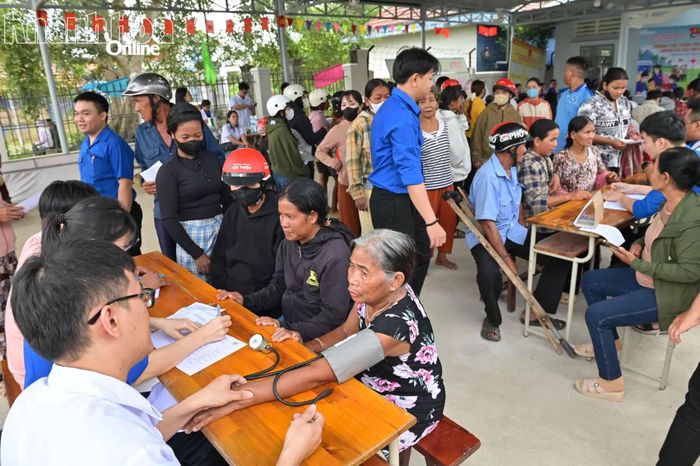 Đông đảo người dân xã Trung Khánh Vĩnh đến thăm khám.