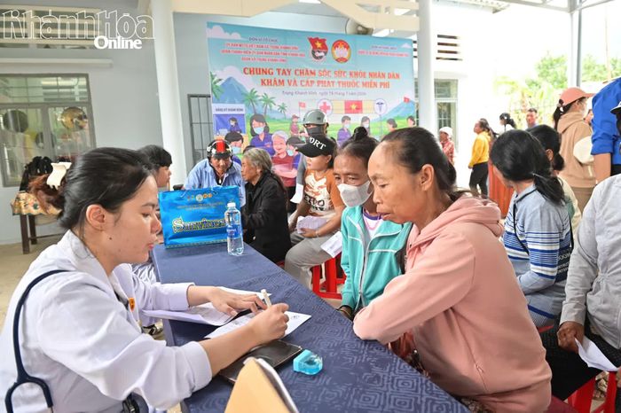 Tại nhà cộng đồng thôn Suối Cá, các đoàn viên, thanh niên là y bác sĩ của Bệnh viện Đa khoa Khánh Hòa tổ chức khám bệnh miễn phí cho người dân.