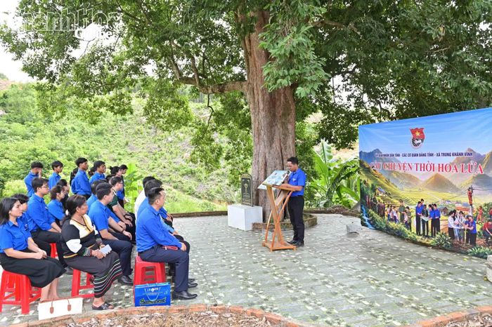 Trong khuôn khổ chiến dịch, các đơn vị thực hiện công trình thanh niên "Chuyển đổi số trong tuyên truyền quảng bá du lịch Khánh Hòa"; gặp gỡ, nghe các câu chuyện truyền thống, lịch sử từ các nhân chứng tham gia hoạt động kháng chiến cứu nước.