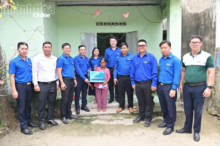 Đoàn đến thăm, tặng quà các gia đình chính sách trên địa bàn xã.