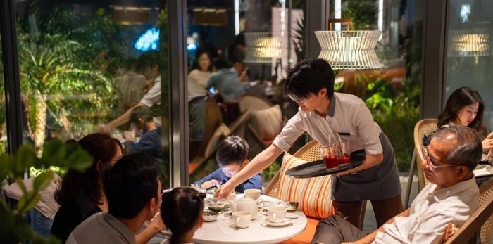 Nhân viên khách sạn Hyatt Regency Nha Trang phục vụ du khách thưởng thức tiệc tối.