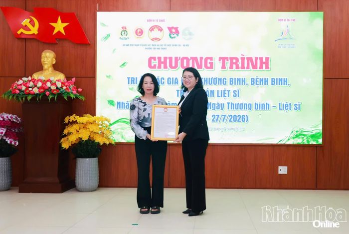 Bà Trần Thị Hồng Vân trao thư cảm ơn Chi hội Cấp thoát nước miền Trung - Tây Nguyên.