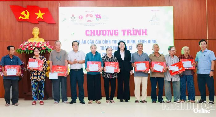 Lãnh đạo phường Tây Nha Trang và đại diện Chi hội Cấp thoát nước miền Trung - Tây Nguyên trao quà cho các gia đình có công với cách mạng.