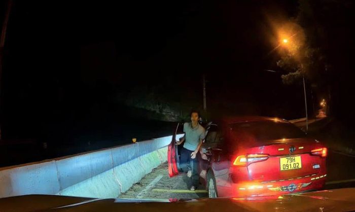 Xe ô tô do tài xế Nguyễn Văn L. điều khiển đỗ bên trái theo hướng lưu thông