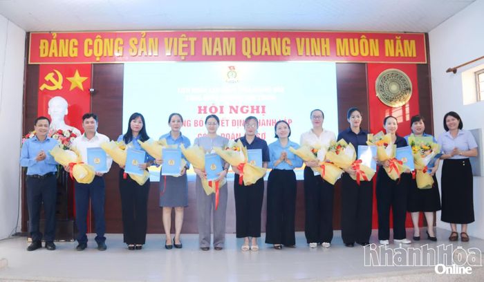 Lãnh đạo Liên đoàn Lao động tỉnh và Ủy ban MTTQ Việt Nam phường, Công đoàn phường trao quyết định, tặng hoa chúc mừng các công đoàn cơ sở