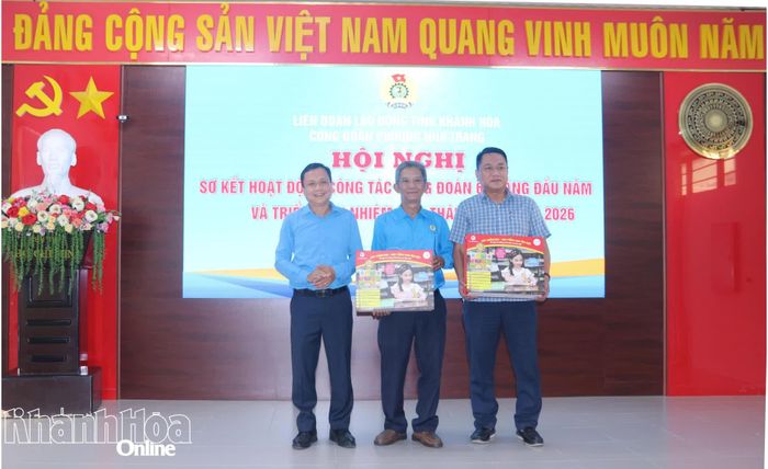 Liên đoàn Lao động tỉnh trao quà thiếu nhi cho đại diện các công đoàn cơ sở.