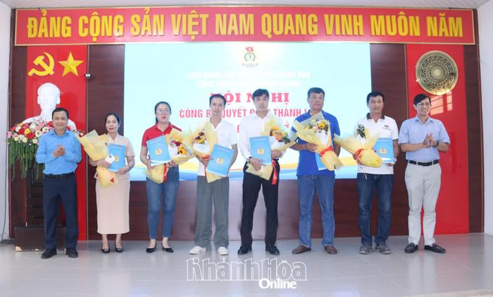 Lãnh đạo Liên đoàn Lao động tỉnh và UBND phường trao quyết định, tặng hoa chúc mừng các công đoàn cơ sở.