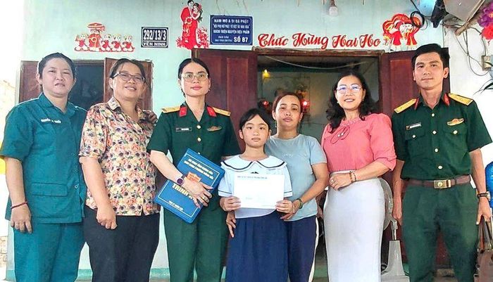 Đoàn công tác trao quà hỗ trợ cho em Bùi Ngọc Như - học sinh lớp 3, Trường Tiểu học Mỹ Đông.