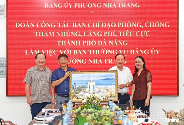 Đảng ủy phường Nha Trang tặng quà lưu niệm cho đoàn công tác.