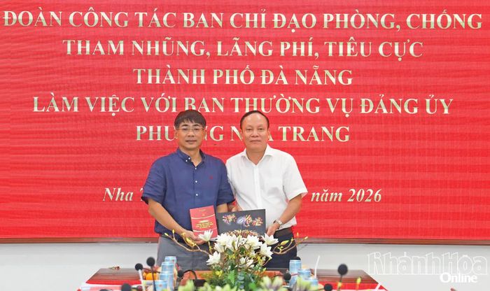 Đoàn công tác tặng quà cho Đảng ủy phường Nha Trang.