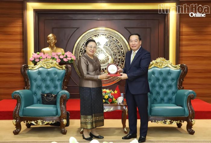 Bà Khamphao Ernthavanh tặng quà lưu niệm cho đồng chí Hồ Xuân Trường.