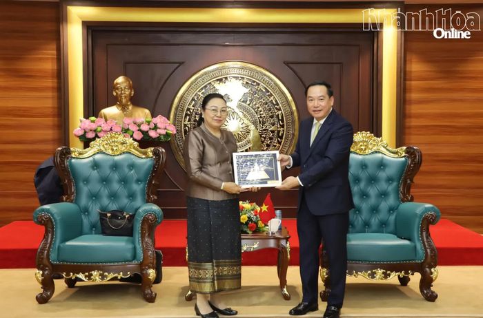 Phó Bí thư Thường trực Tỉnh ủy Hồ Xuân Trường tặng quà lưu niệm cho bà Khamphao Ernthavanh.