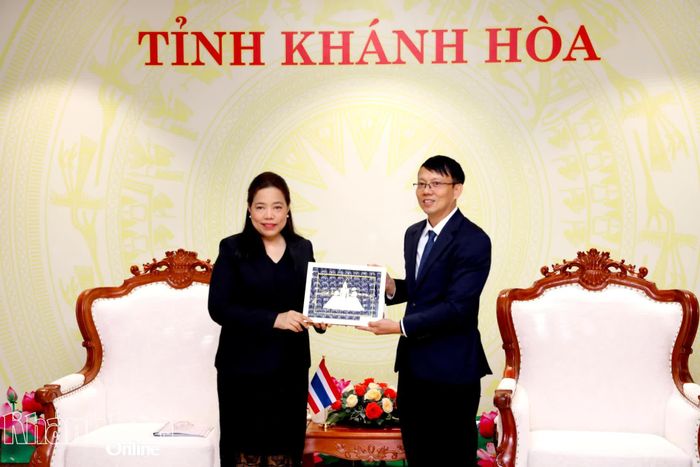 Phó Chủ tịch UBND tỉnh Nguyễn Thanh Hà tặng quà lưu niệm cho bà Wiraka Moodhitaporn.