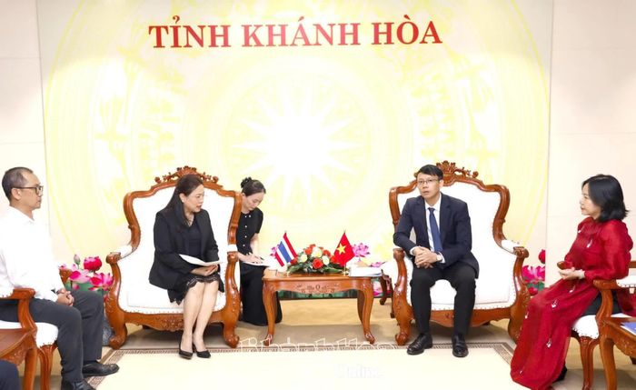 Bà Wiraka Moodhitaporn trao đổi với đồng chí Nguyễn Thanh Hà về một số nội dung liên quan đến mối quan hệ 2 bên.