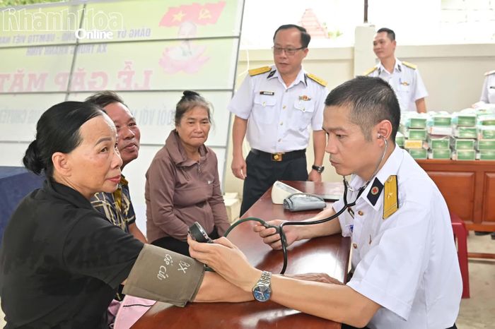 Cán bộ quân y học viện thăm khám cho người dân.