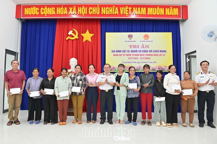 Trong khuôn khổ chương trình, tại UBND xã Trung Khánh Vĩnh, đoàn trao 10 phần quà cho các gia đình chính sách trên địa bàn xã.