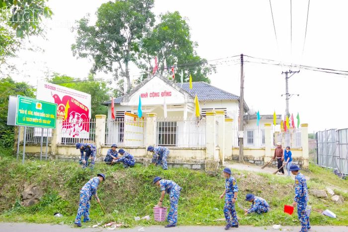 Cán bộ, đoàn viên, thanh niên của học viện hỗ trợ địa phương cải tạo cảnh quan môi trường.