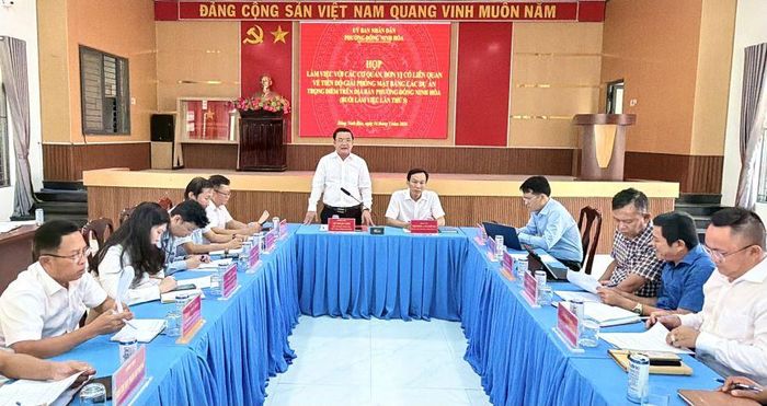 Quang cảnh cuộc họp.